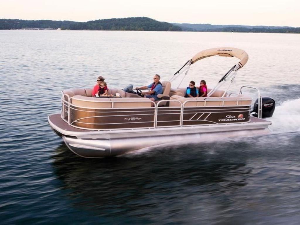 Sun Tracker 22 DLX Party Barge