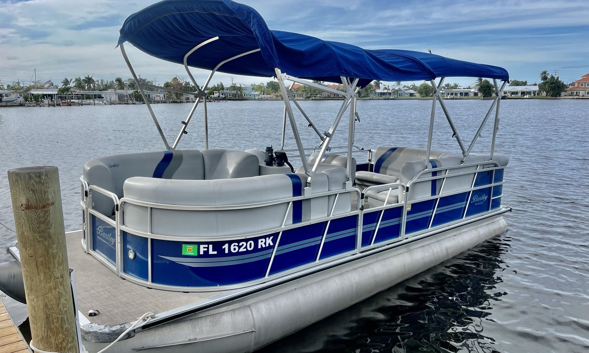 Bentley Pontoons 22