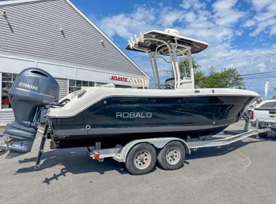 Robalo R242 Center Console
