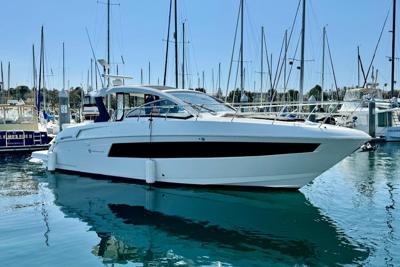 Cruisers Yachts 39 Express Coupe