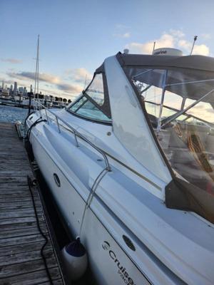 Cruisers Yachts 4270 Express