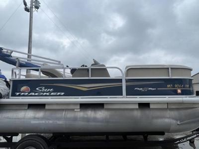 Sun Tracker 18 Party Barge