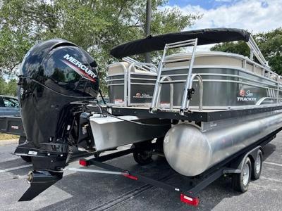 Sun Tracker 24 Party Barge