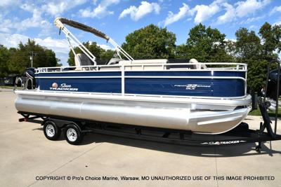 Sun Tracker FISHIN' BARGE 22 DLX w 150HP Mercury 4 Stroke