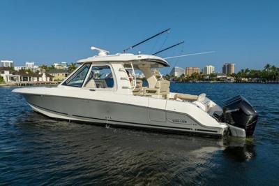 Boston Whaler 380 Realm